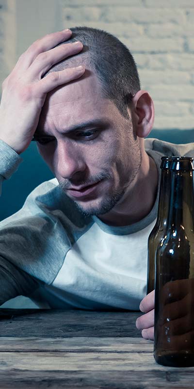 Мужчина страдает от алкоголизма